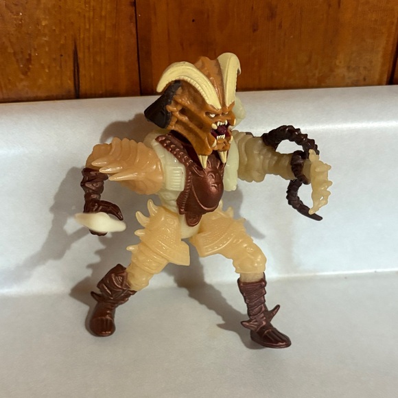 Predator Figure Kenner 1996, 5 inch Tall Action Figure - Cream and Brown - Picture 1 of 3